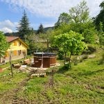 Lusso e benessere in armonia: la nostra vasca tinozza Jacuzzi con riscaldamento a legna.